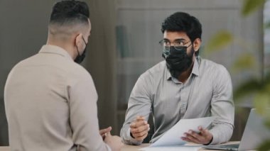 Arap avukat, bankacı, İspanyol pazarlamacı, tıbbi maske analisti, hasta müşteriye danışın. Sigorta sözleşmesi hakkında konuşun.