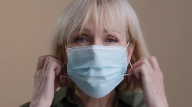 Kapalı alanda çekilmiş kadın portresi. Yaşlı, Kafkasyalı, sağlıklı, 60 'lı yaşlarda. Stüdyoda, klinikte hasta bir kadın.