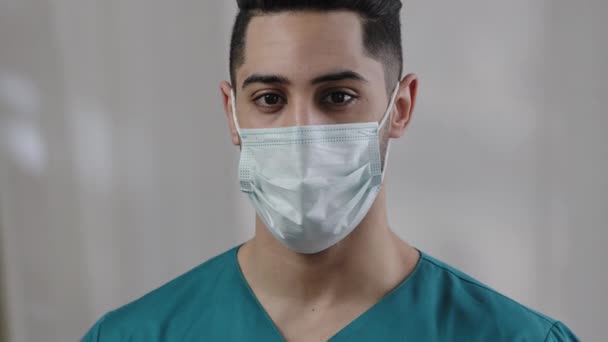 Close Volto Maschile Ispanico Arabo Uomo Medico Infermiere Maschera Sicurezza — Video Stock