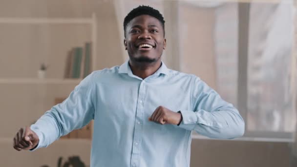 Feliz Adulto Sorrindo Homem Africano Dançando Sentar Mesa Escritório Tem — Vídeo de Stock