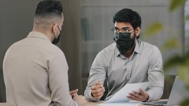 변호사인 은행원 사업가는 의료용 마스크를 분석자와 상담하여 손떨림 방지를 흔들며 — 비디오