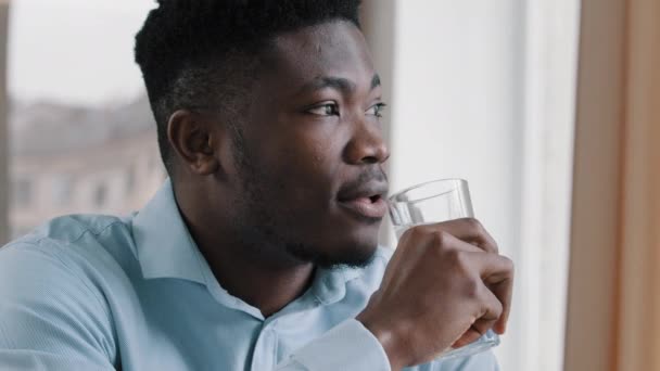 Afro Amerikan Rüya Gören Genç Düşünceli Olumlu Adam Pencereye Bakıyor — Stok video
