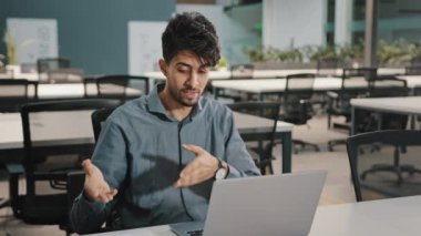 Milenyum Arap erkeği Hintli işadamı erkek müşteri hizmetleri destek ajanı video konferansı uygulamasında online brifing web sohbetinde meslektaşlarıyla konuşuyor.