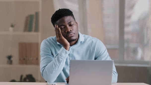 아프리카 젊은이젊은 고용인 투자가 사업가 사무실 책상에서 낮잠을 갑자기 미국인 — 비디오