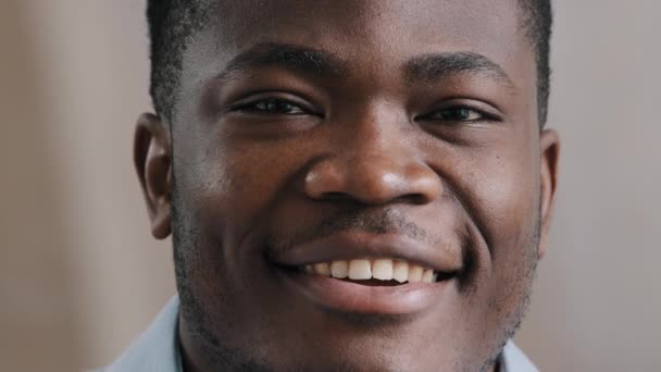 Κοντινό Πλάνο Πορτρέτο Χαμογελώντας Όμορφος Νεαρός Αφρικανός Επιχειρηματίας Ανδρικό Μοντέλο — Αρχείο Βίντεο