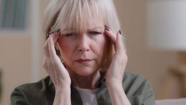 Retrato Femenino Interior Molesto Cansado Anciano Maduro Caucásico Enfermo Mujer — Vídeos de Stock