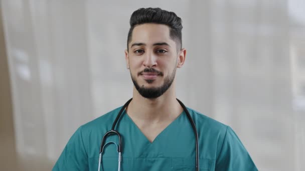 Sourire Hispanique Homme Médecin Infirmier Thérapeute Praticien Stagiaire Porter Uniforme — Video