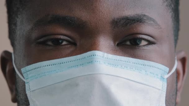 Extremo Close Rosto Masculino Jovem Afro Americano Cara Doente Paciente — Vídeo de Stock