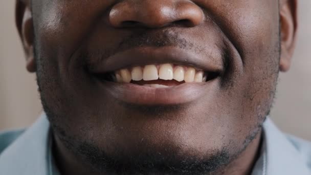 Extremo Close Masculino Parte Inferior Rosto Sorridente Afro Americano Cara — Vídeo de Stock