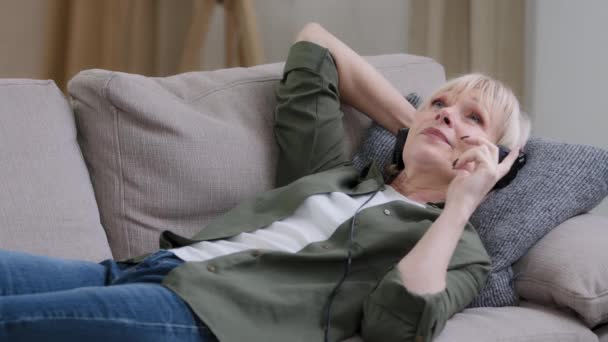 Relajado Descansando Vieja Mujer Caucásica Los Auriculares Feliz Abuela Despreocupada — Vídeos de Stock