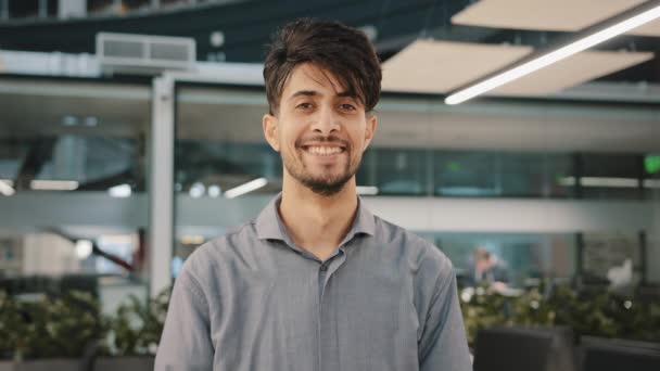 Glücklich Indisch Bärtigen Schönen Erwachsenen Mann Stehen Halle Büro Lächelnd — Stockvideo