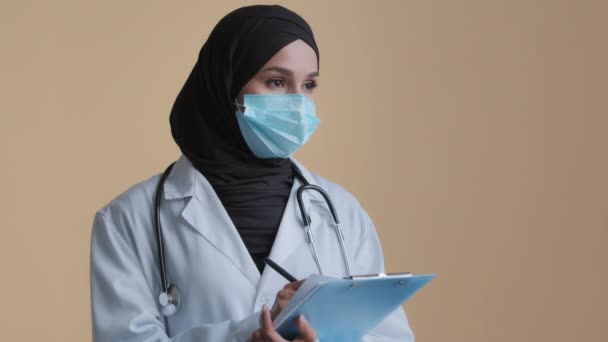 Medico Arabo Medico Operaio Musulmano Terapeuta Islamico Indossare Maschera Sicurezza — Video Stock