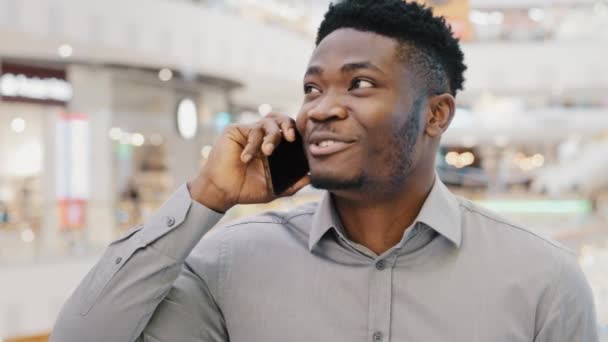 Радісний Афроамериканець Молодий Бізнесмен Турист Який Ходить Телефону Відповідає Телефонні — стокове відео