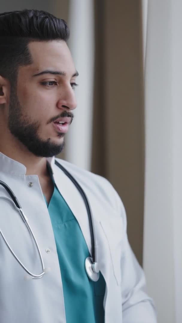 Εξαντλημένος Νεαρός Ισπανόφωνος Άραβας Γιατρός Άντρας Νοσοκόμος Ειδικευόμενος Στοχαστικός Άνδρας — Αρχείο Βίντεο