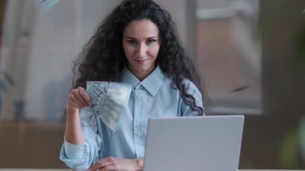 Amazed Árabe Jovem Empresária Contador Feliz Banqueiro Investidor Feminino Sacudir — Vídeo de Stock