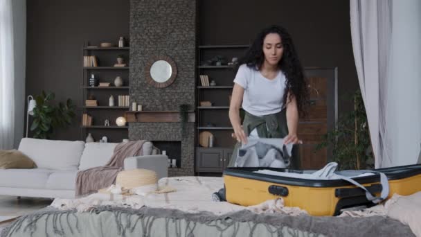 Gelukkig Jong Grappig Vrouw Inpakken Kleding Koffer Verzamelen Bagage Voor — Stockvideo