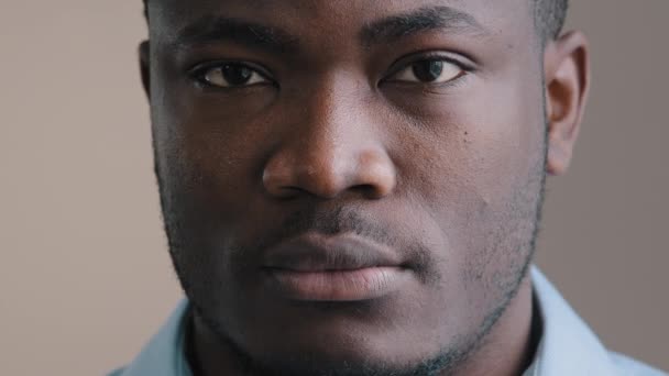 Kızgın Afrikalı Yetişkin Adam Üzgün Erkek Işadamı Analist Patron Kameraya — Stok video