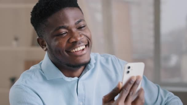 快乐的年轻非洲裔美国人商人英俊的企业家男性员工通过视频电话问候与朋友进行虚拟会面交谈远程通信远程会议 — 图库视频影像