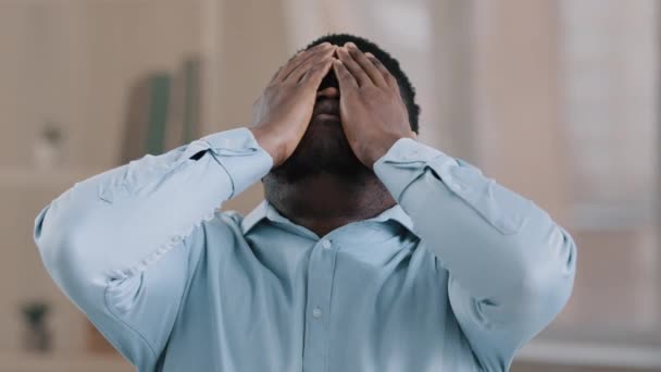 Retrato Chateado Frustrado Afro Americano Homem Colocar Mãos Testa Cansado — Vídeo de Stock