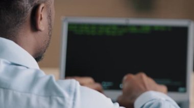 Bilgisayar bilişim mühendisi uzman veri bilimci tanımadığımız Afrikalı genç adamın, ekranda internet güvenlik sistemi kodlaması üzerinde yazılım uygulaması tarama kodu geliştirmesi