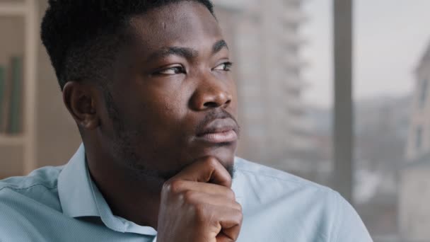 Bedachtzame Serieuze Jonge Afro Amerikaanse Man Twijfelachtige Man Dromer Werknemer — Stockvideo