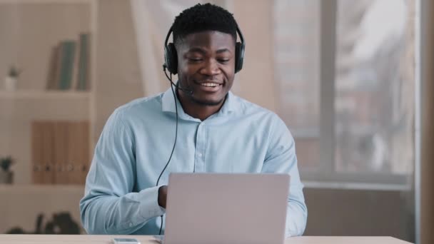 Gülümseyen Yakışıklı Afrikalı Genç Işadamı Amerikalı Adam Mikrofonlu Kablosuz Kulaklık — Stok video