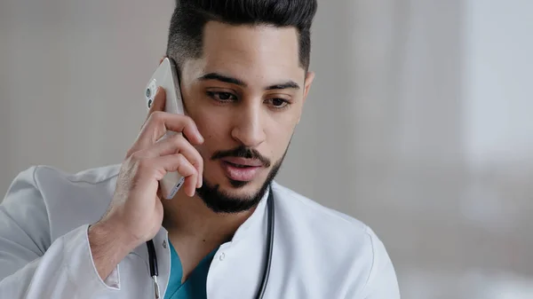 Allvarlig Man Latinamerikansk Kille Läkare Terapeut Medicinsk Assistent Konsultera Patient — Stockfoto