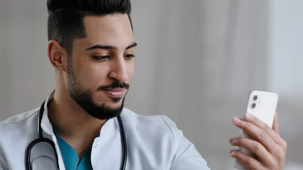 Självsäker Kvalificerad Läkare Manlig Arabian Läkare Använder Smartphone Social Medicinsk — Stockfoto