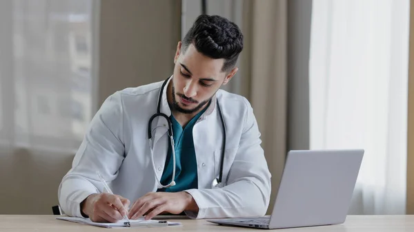 Konzentrierte Arabische Mann Arzt Arzt Sitzen Der Klinik Kabinett Verwenden — Stockfoto