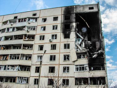Kharkiv, Kharkov, Ukrayna - 05.28.2022: Ukrayna 'da Rusya' nın Ukrayna 'daki askeri işgalinin yol açtığı hasarlı Ukrayna apartmanının yarısı hasar gördü.
