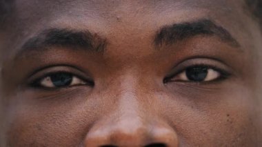 Kapalı erkek, üzgün, siyah gözlü, kameraya bakan Afrikalı, Amerikalı genç bir adam. Görme problemleri, göz bakımı ve cerrahi hizmetleri, göz hekimi kliniği reklamları, lazer lensler, ürün mağazası.