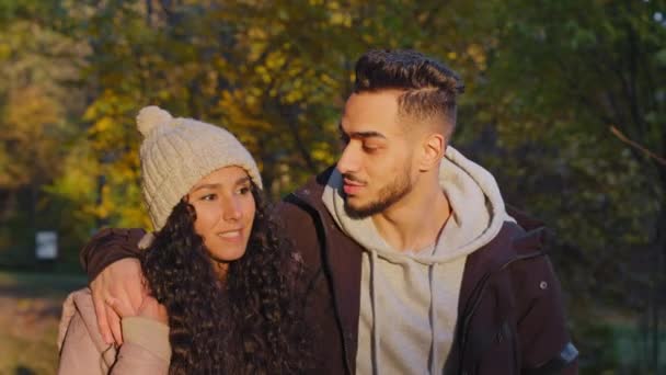 Junge Hispanische Liebhaber Spaziergänge Herbst Park Haben Spaß Zusammen Angenehme — Stockvideo