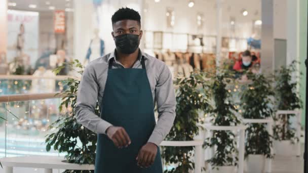 Kellner Barista Barkeeper Restaurant Arbeiter Verkäufer Mit Medizinischer Maske Posiert — Stockvideo