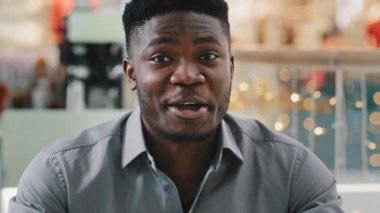 Yakın plan mutlu Afro-Amerikalı adam kameraya bakıyor ve videoda konuşuyor gülümsüyor video blogu kaydediyor erkek akıl hocası online konferansın başında internet kamerası görüntüsünde iletişim kuruyor.