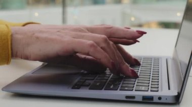 Kadın eller olgun iş kadını yakın plan beyaz kadın klavyede daktilo kullanıyor profesyonel çalışan kullanıcı sosyal ağlarda internet iletişimi üzerinde çalışıyor uygulamaları kullanarak