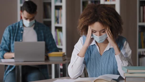 Estudantes Estudam Biblioteca Jovem Focada Mulher Máscara Médica Sentado Mesa — Vídeo de Stock