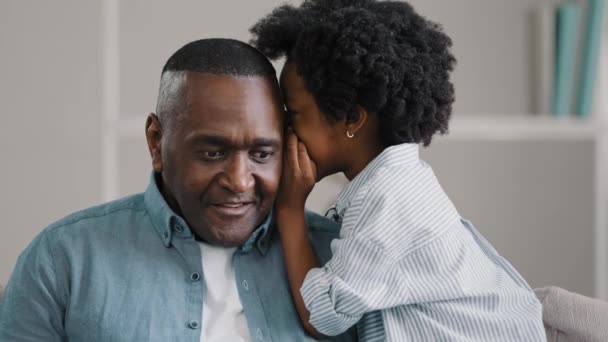 Liten Afrikansk Amerikansk Dotter Viskar Hemlig Vuxen Pappa Örat Berättar — Stockvideo