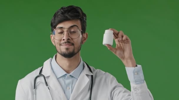 Indiska Manliga Unga Läkare Rådgivare Medicinsk Rock Står Över Grön — Stockvideo
