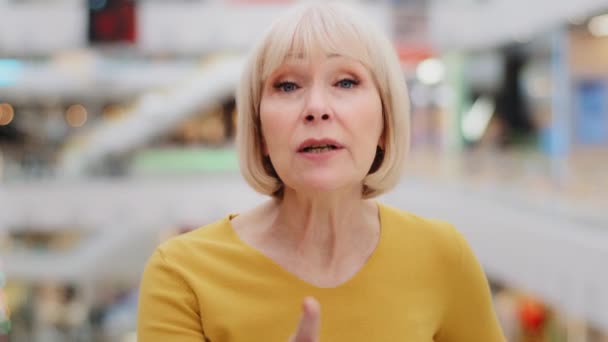 Porträtt Mogen Kaukasier Allvarlig Besviken Kvinna Står Inomhus Tittar Kameran — Stockvideo