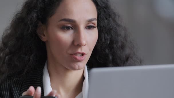 年轻的女分析师女分析师女律师女专业工作者有视频电话会议漂亮的阿拉伯代理教师提供虚拟支持服务解释项目细节远程 — 图库视频影像
