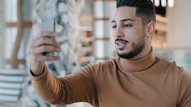 Junger Kerl Der Auf Den Telefonbildschirm Schaut Spricht Auf Webcam — Stockvideo