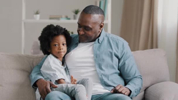 Щасливий Батько Дорослої Афроамериканської Сім Маленькою Кумедною Дочкою Сидить Дивані — стокове відео