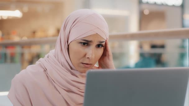 若い動揺アラブ女性が電子メールを受信します拒否健康上の問題とノートパソコンの手紙に悪いニュースを読みます仕事の降格悲しい女の子からのローン拒否の解雇のための銀行通知失望感 — ストック動画