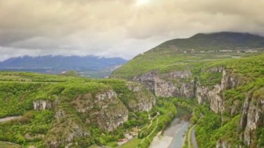 Doğa üzerindeki güzel manzara. İtalya gölü Garda gölü. Alp Dağları 'nın yüksek yamaçlarıyla çevrili.