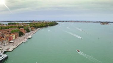 İtalya 'nın eski bir kasabasındaki Venedik' teki güzel büyük su kanalının havadan görünüşü İtalya 'nın önemli turistik beldelerine büyük bir yükseklikten İtalya' nın manzaralı limanlarına kadar uzanır.