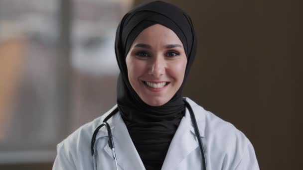 Mulher Islâmica Muçulmana Feliz Médico Menina Árabe Praticante Sexo Feminino — Vídeo de Stock