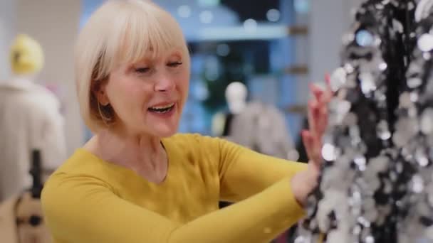 Maturo Donna Caucasica Shopper Guarda Con Sorpresa Ammirazione Insolita Abito — Video Stock