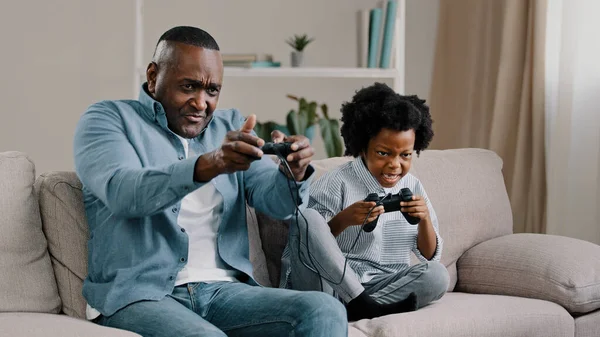 Felice Afroamericano Padre Famiglia Figlia Divertono Insieme Padre Giocare Videogioco — Foto Stock