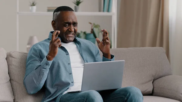 Mature African American Man Sitting Home Looking Laptop Screen Hope — Stock Photo, Image