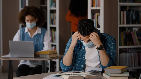 Cansado Sobrecarregado Jovem Árabe Estudante Masculino Máscara Protetora Senta Mesa — Fotografia de Stock